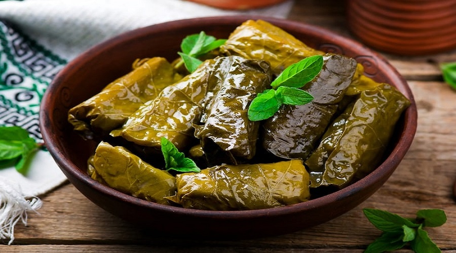 دلمه برگ مو با ماست